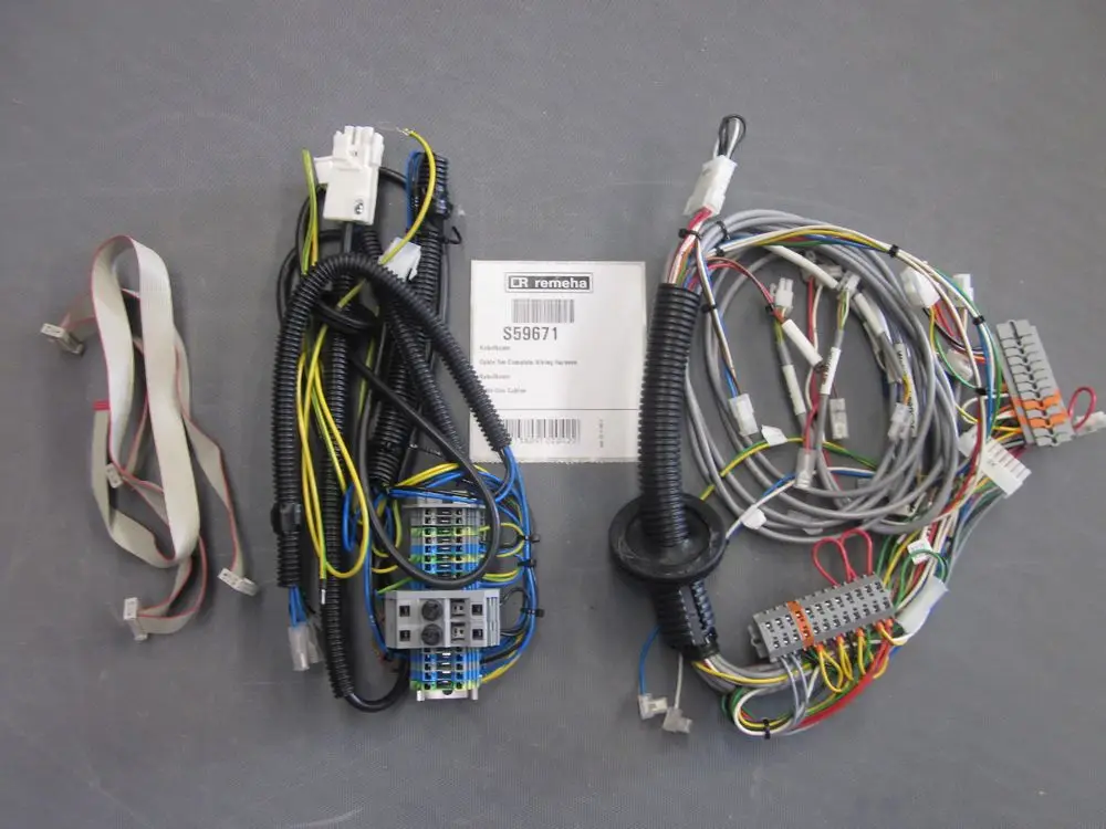 Remeha Kabelbaum mit mehreren Kabeln, Steckern und Anschlüssen, geordnet in einem kompakten Layout, zur elektrischen Verbindung in einem Gerät.